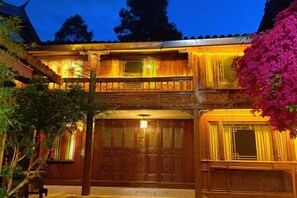 Unclassified image, 3 of 11, button - Wu Suo · Li Ziyuan (Lijiang Old Town Mufu Hotel) (Lijiang)