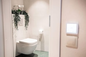 Een haardroger, handdoeken