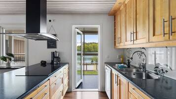 Kylskåp, mikrovågsugn, ugn och diskmaskin