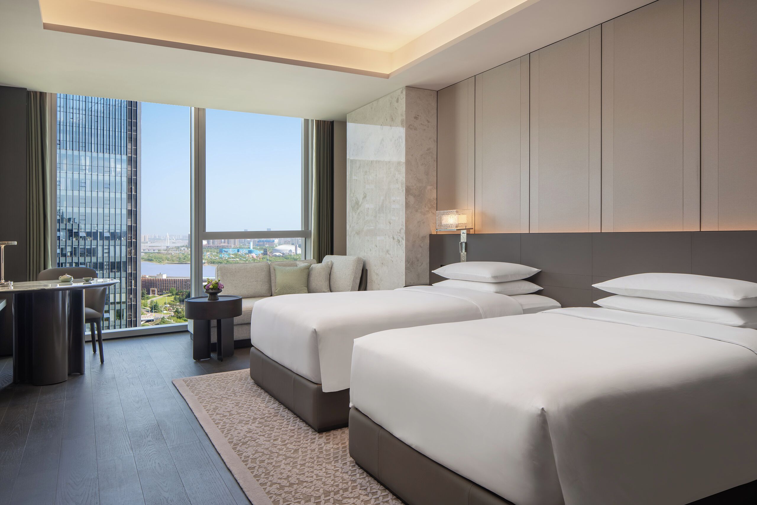 أغطية فراش متميزة وألحفة محشوة بالريش وأسرّة بإسفنج يتكيف مع شكل الجسم