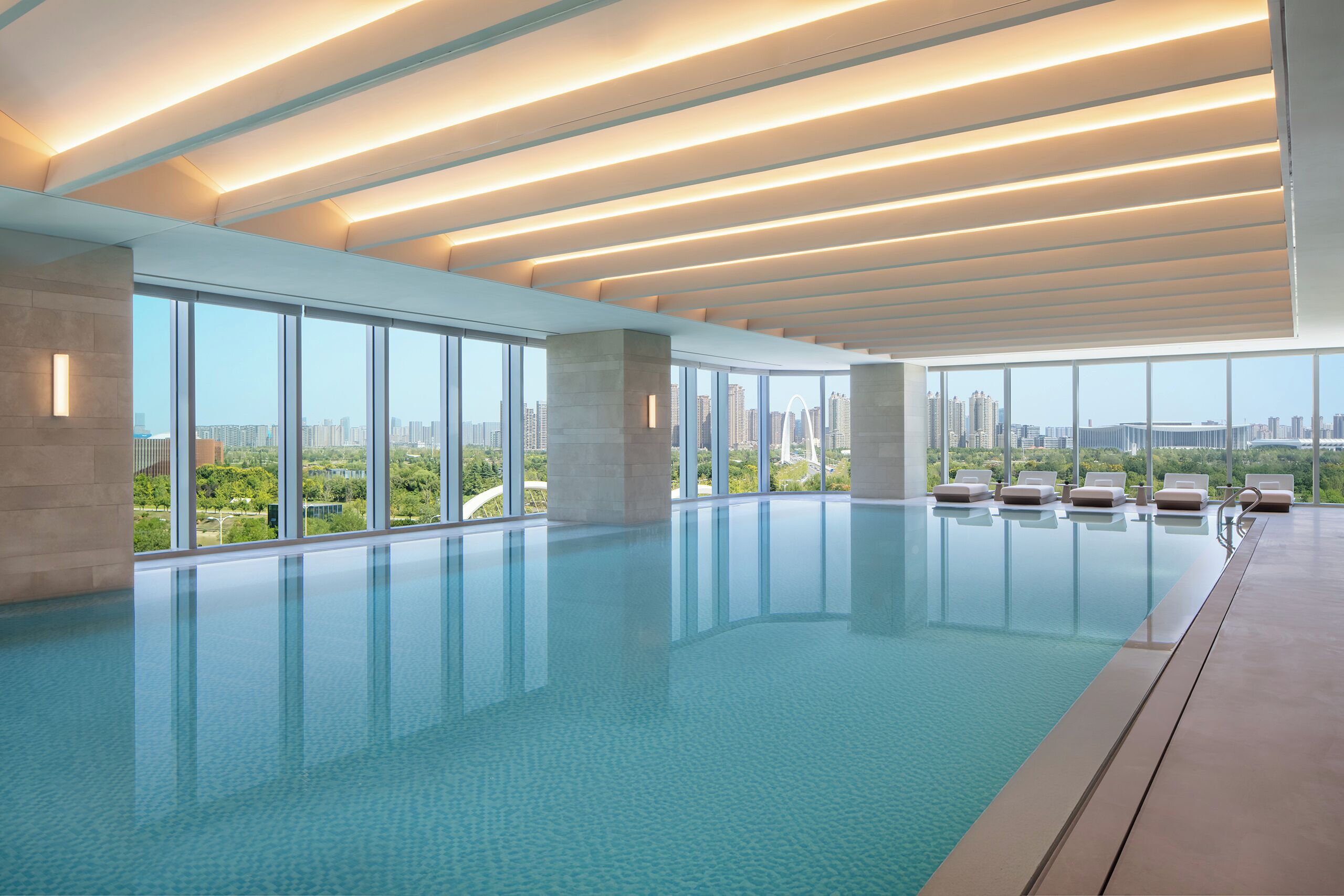 2 piscinas techadas, sillones reclinables de piscina