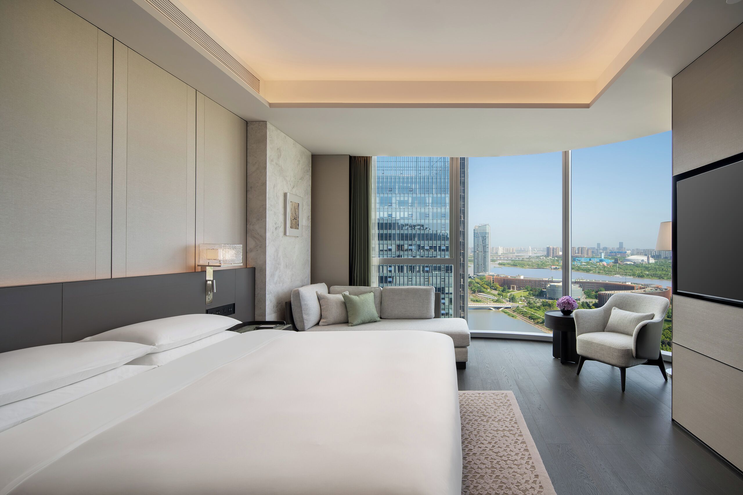 أغطية فراش متميزة وألحفة محشوة بالريش وأسرّة بإسفنج يتكيف مع شكل الجسم