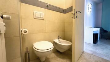 Deluxe Quadruple Room | Bathroom