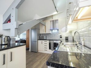 Kühlschrank, Mikrowelle, Geschirrspüler, Toaster