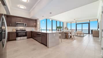 Fridge, microwave, stovetop, dishwasher