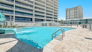 Una piscina techada, una piscina al aire libre