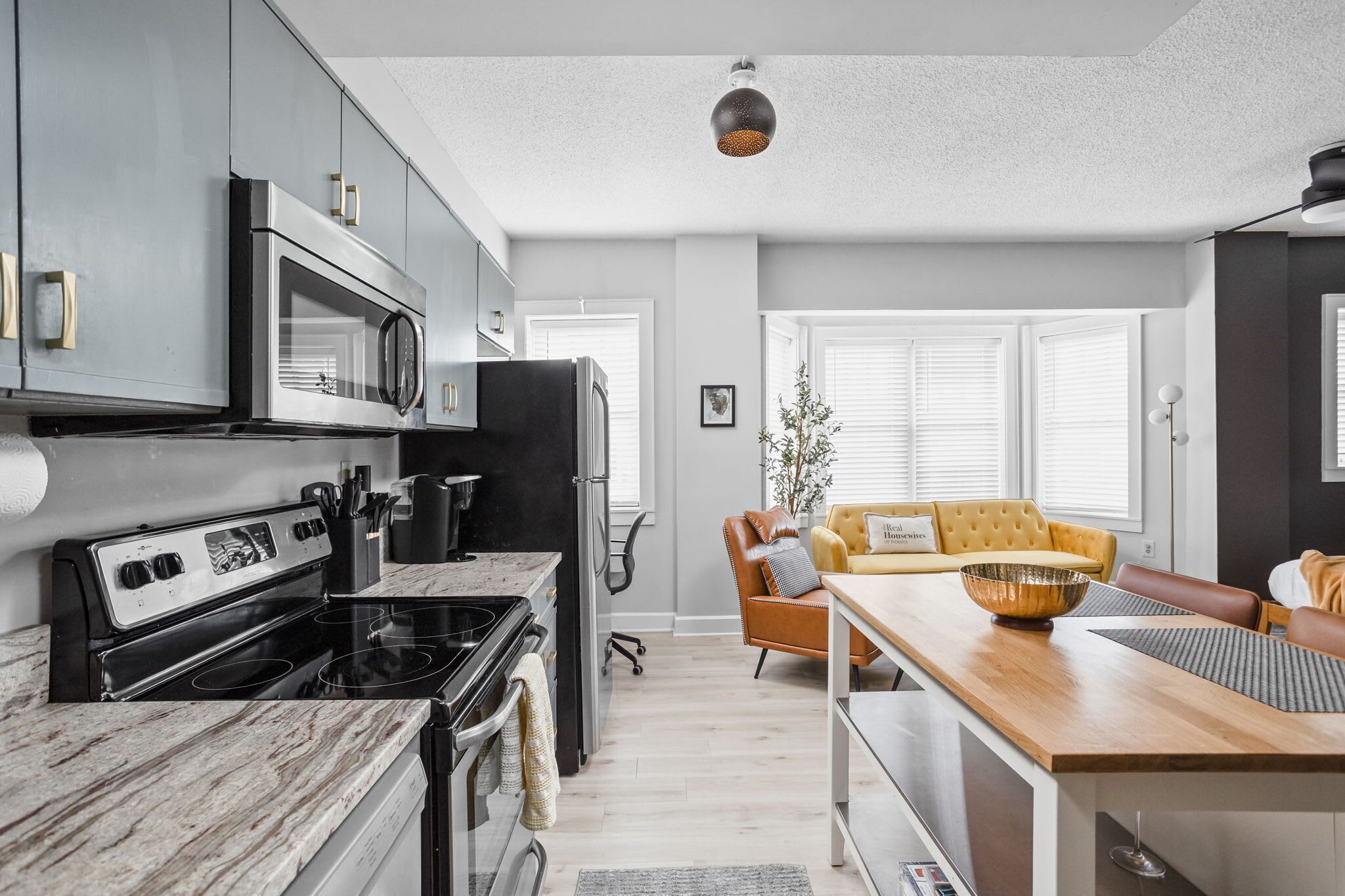 Réfrigérateur, four à micro-ondes, un four, surface de cuisson