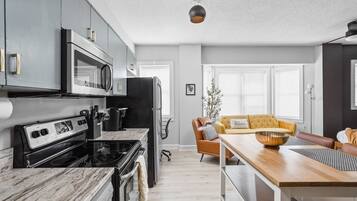 Een koelkast, een magnetron, een oven, een kookplaat