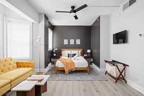 1 dormitorio, escritorio, tabla de planchar con plancha y wifi