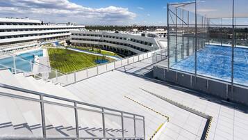 Una piscina al aire libre de temporada