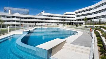 Una piscina al aire libre de temporada