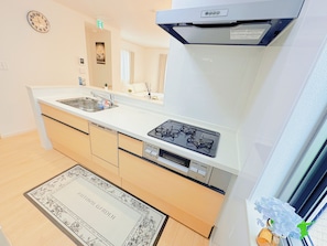 Kühlschrank, Mikrowelle, Herdplatte, Geschirrspüler