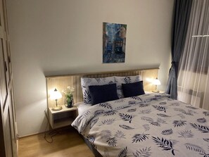 1 dormitorio, tabla de planchar con plancha, wifi y ropa de cama