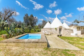 Seasonal outdoor pool, pool loungers - Trullo Puspo by Wonderful Italy (Carovigno)