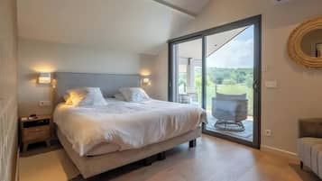 4 slaapkamers, een bureau, een strijkplank/strijkijzer, wifi