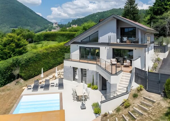 Exterior - Villa 'Near Village and Lake' with Lake View, Wi-Fi and Air Conditioning (Talloires-Montmin)