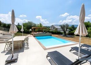 Pool - Villa 'Near Village and Lake' with Lake View, Wi-Fi and Air Conditioning (Talloires-Montmin)