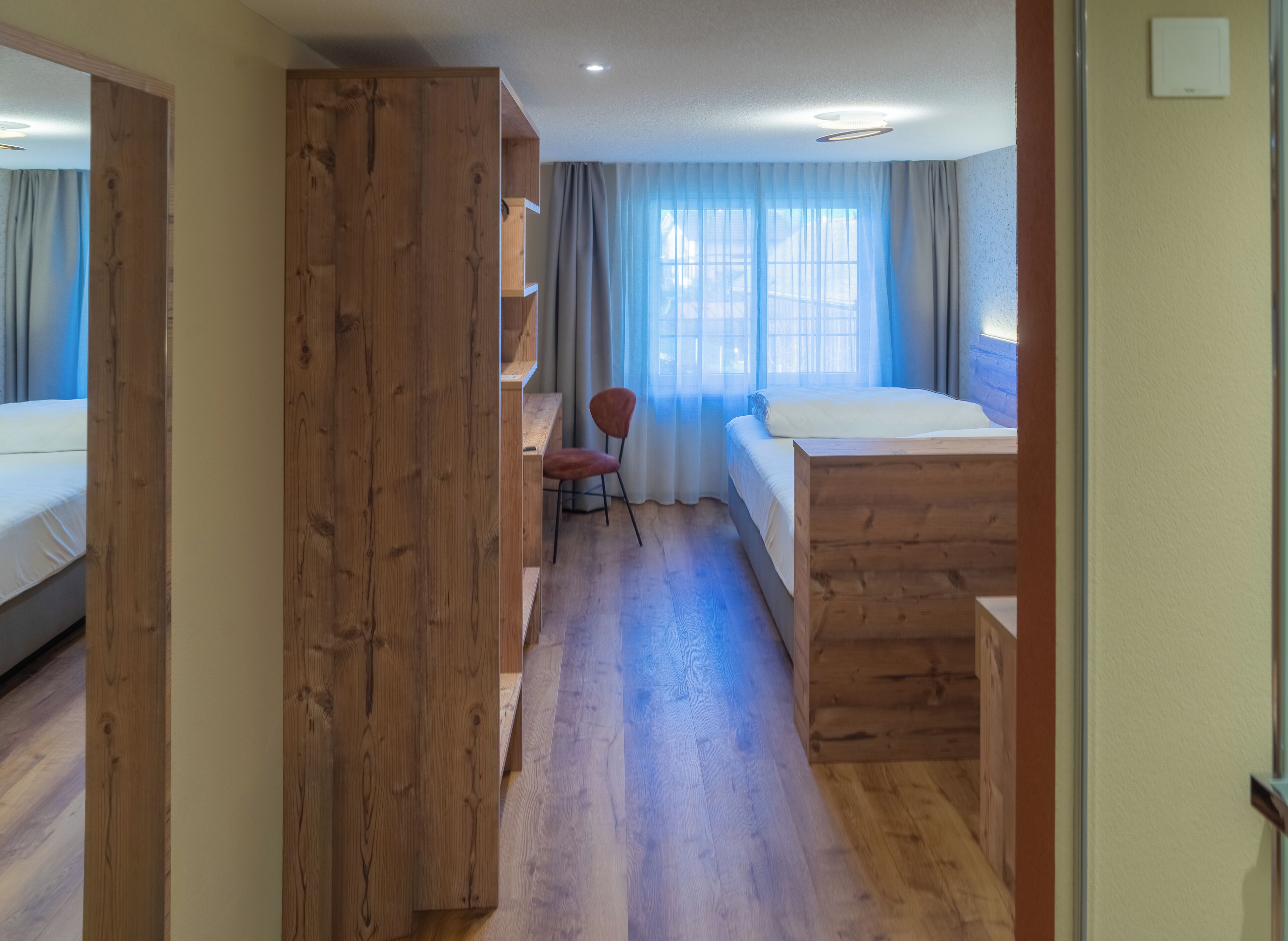 خزنة داخل الغرفة ومكتب وستائر تعتيم وواي فاي مجانًا