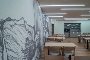 Bữa sáng tự phục vụ hàng ngày với phụ phí nhỏ 