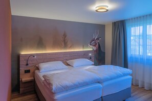 Standard dubbelrum eller tvåbäddsrum | Värdeförvaringsskåp på rummet, skrivbord och mörkläggningsgardiner