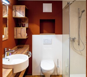 Comfort Double or Twin Room, Balcony | Bathroom | Shower, hair dryer, towels, soap - Gasthof zum Reh - Self-Check-in (Herbetswil)
