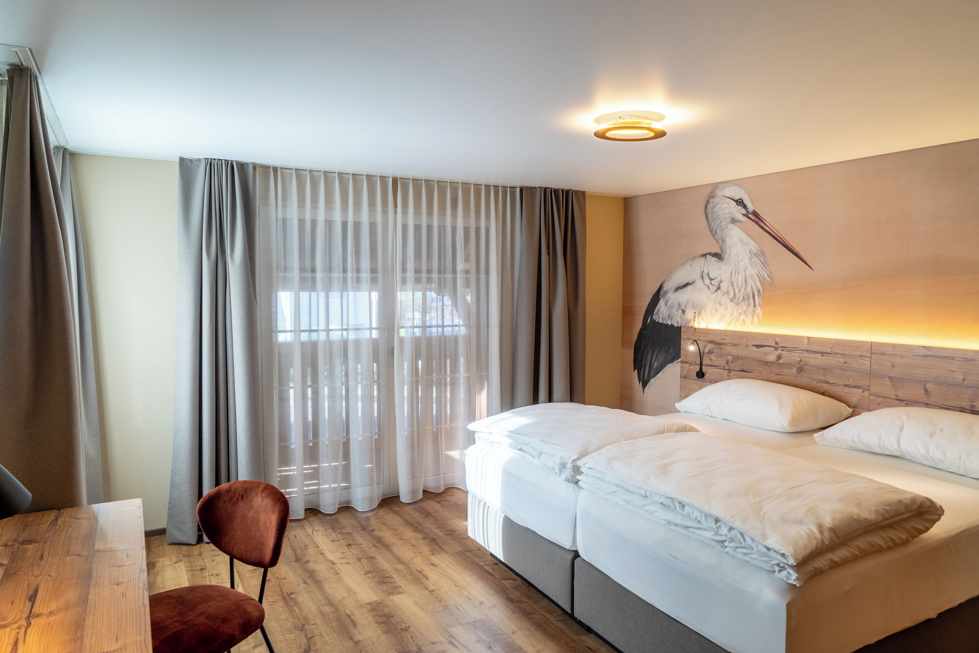 خزنة داخل الغرفة ومكتب وستائر تعتيم وواي فاي مجانًا