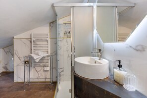 Dusche, Haartrockner, Handtücher