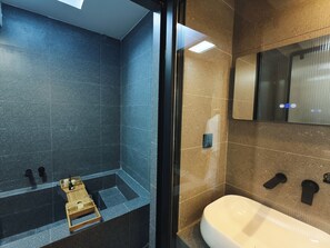 Twin Room, Bathtub, Courtyard View | Free WiFi