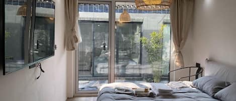 Twin Room, Bathtub, Courtyard View | Free WiFi, bed sheets