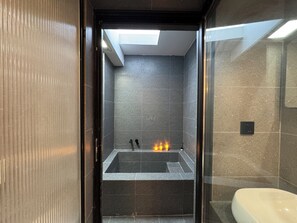 Twin Room, Bathtub, Courtyard View | Free WiFi