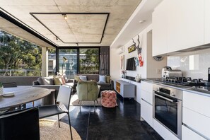 Fridge, microwave, oven, stovetop - Vibrant Escape with Panoramic Table Mountain Views (Cape Town)