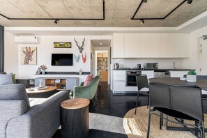 Interior - Vibrant Escape with Panoramic Table Mountain Views (Cape Town)