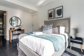 2 chambres, coffres-forts dans les chambres, fer et planche à repasser