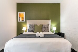 2 bedrooms, in-room safe, iron/ironing board, WiFi - Vibrant Escape with Panoramic Table Mountain Views (Cape Town)