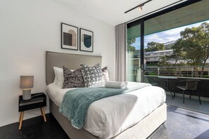 2 bedrooms, in-room safe, iron/ironing board, WiFi - Vibrant Escape with Panoramic Table Mountain Views (Cape Town)