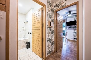 Douche, articles de toilette gratuits, sèche-cheveux