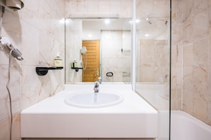 Dusche, kostenlose Toilettenartikel, Haartrockner, Handtücher