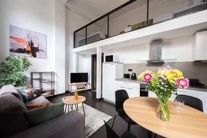 Unclassified image, 4 of 19, button