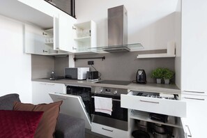 Kühlschrank, Mikrowelle, Ofen, Herdplatte