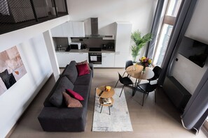 Unclassified image, 5 of 18, button