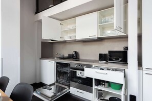 Kühlschrank, Mikrowelle, Ofen, Herdplatte