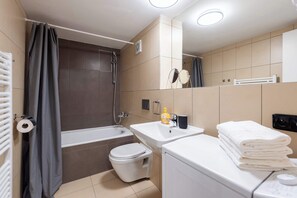 Een douche, een haardroger, handdoeken