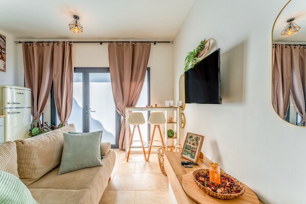 TV - Apartment 'A Break in Luberon' with Private Garden, Wi-Fi & Air Conditioning (Taillades)