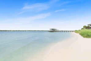 Nära stranden och solstolar