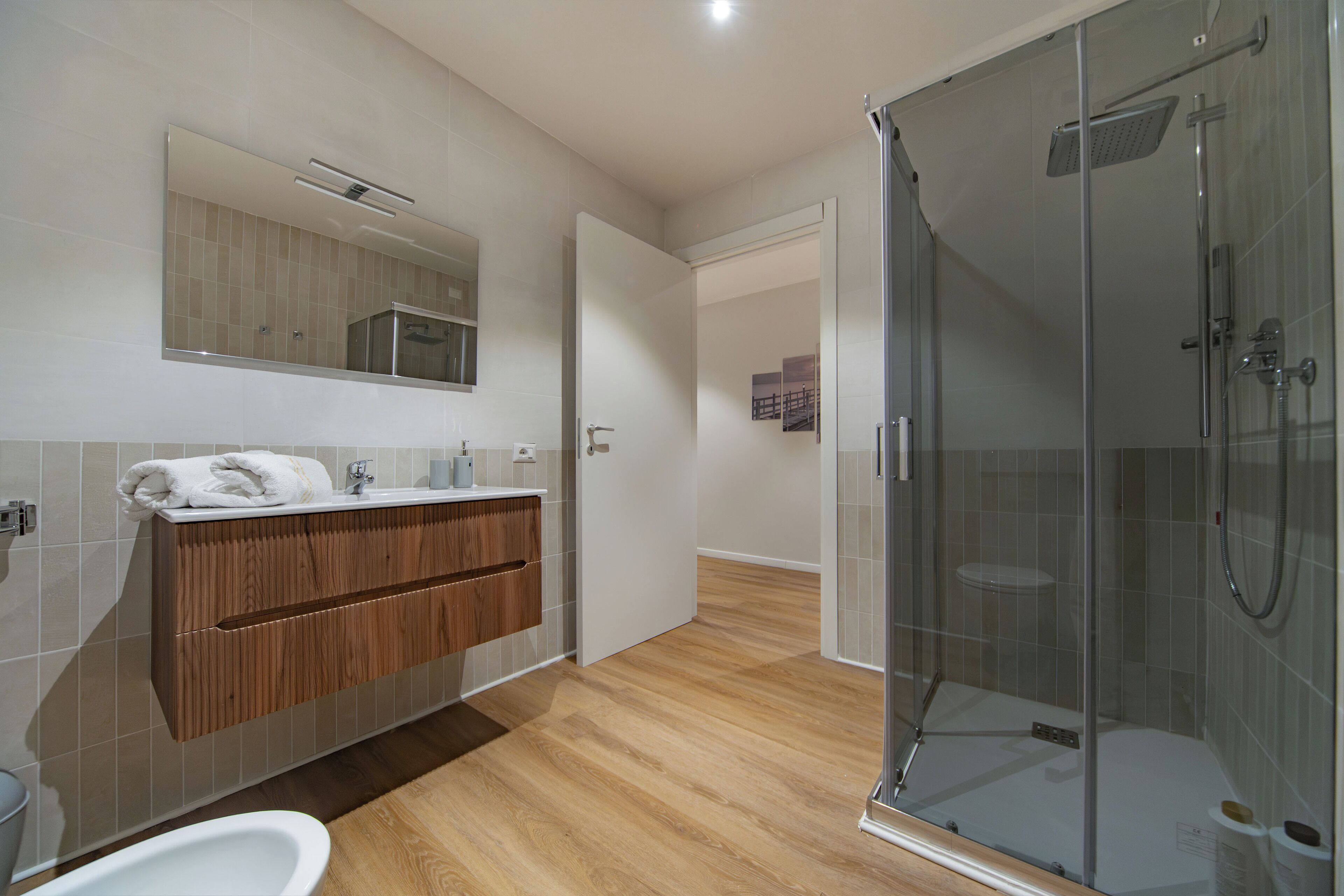 Douche, sèche-cheveux, bidet, serviettes fournies