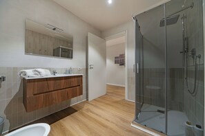 Ducha, secador de pelo, bidet, toallas