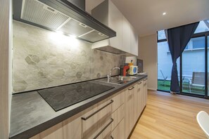 Réfrigérateur, micro-ondes, plaque de cuisson