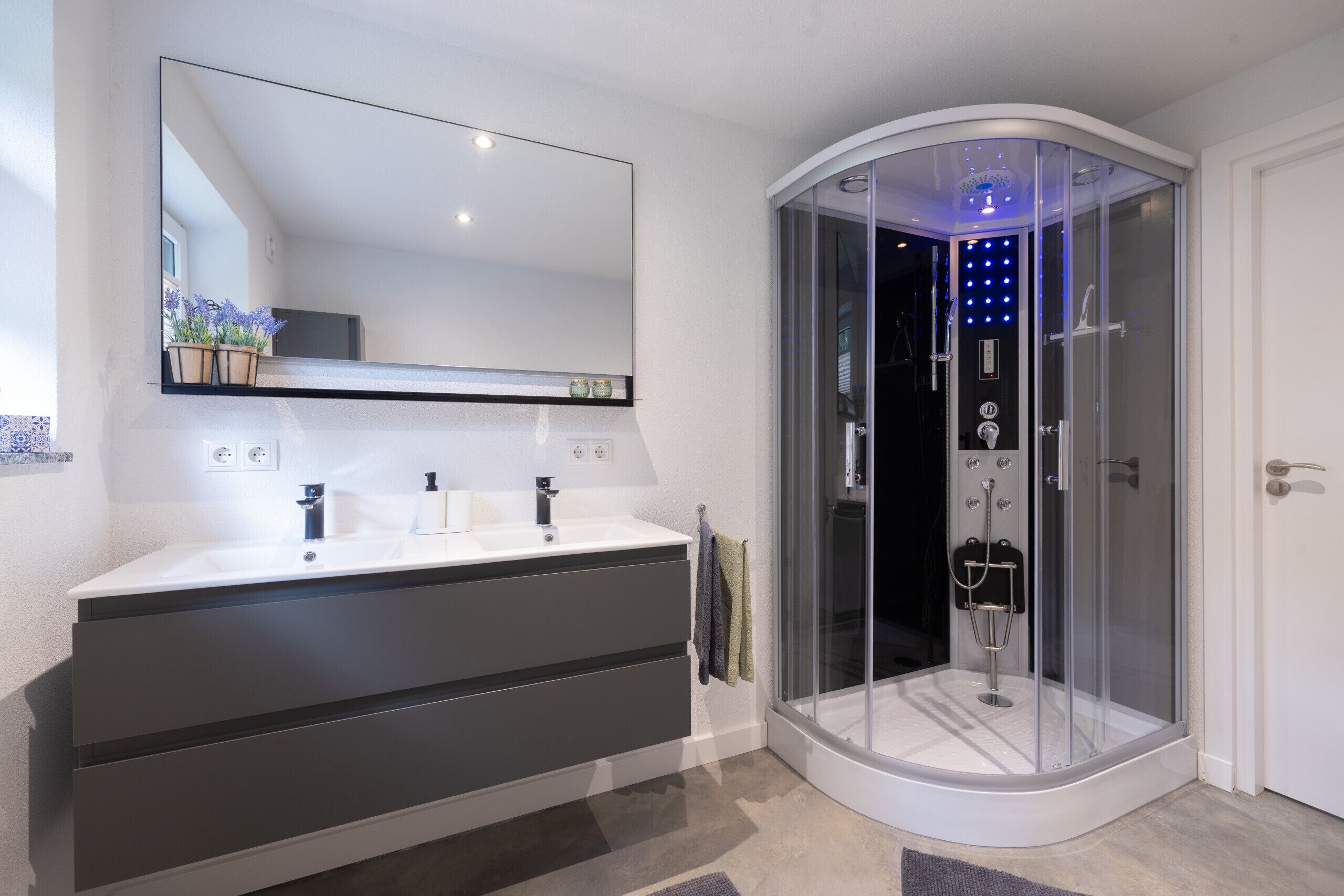 Douche, séchoir à cheveux, serviettes fournies