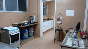 Microondas, horno y placa de cocina