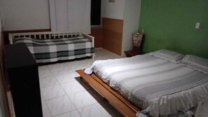 3 chambres, fer et planche à repasser, Wi-Fi, draps fournis